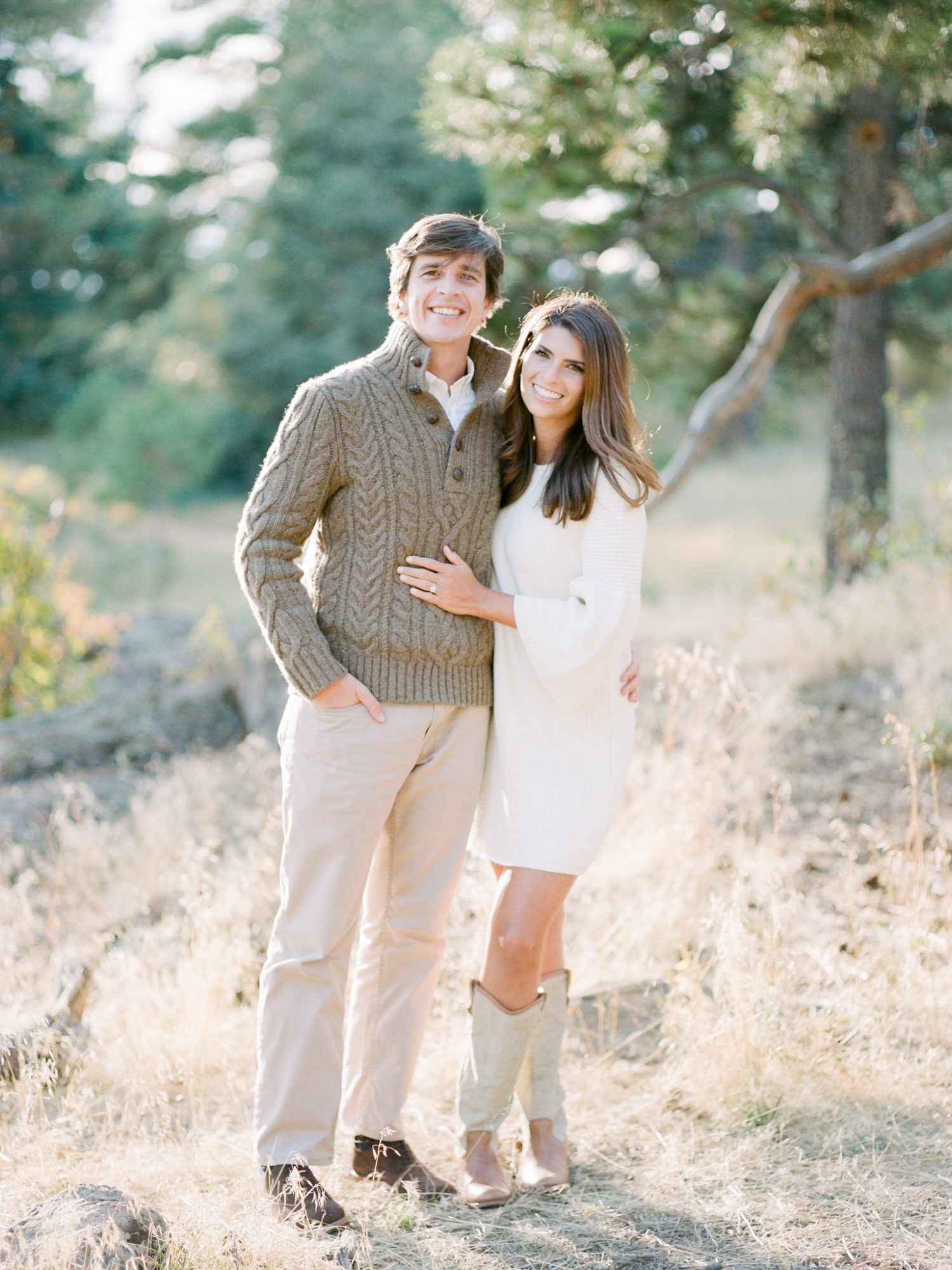 The cutest neutral outfits for this Outdoor Mountain Engagement Session by Rachel Havel