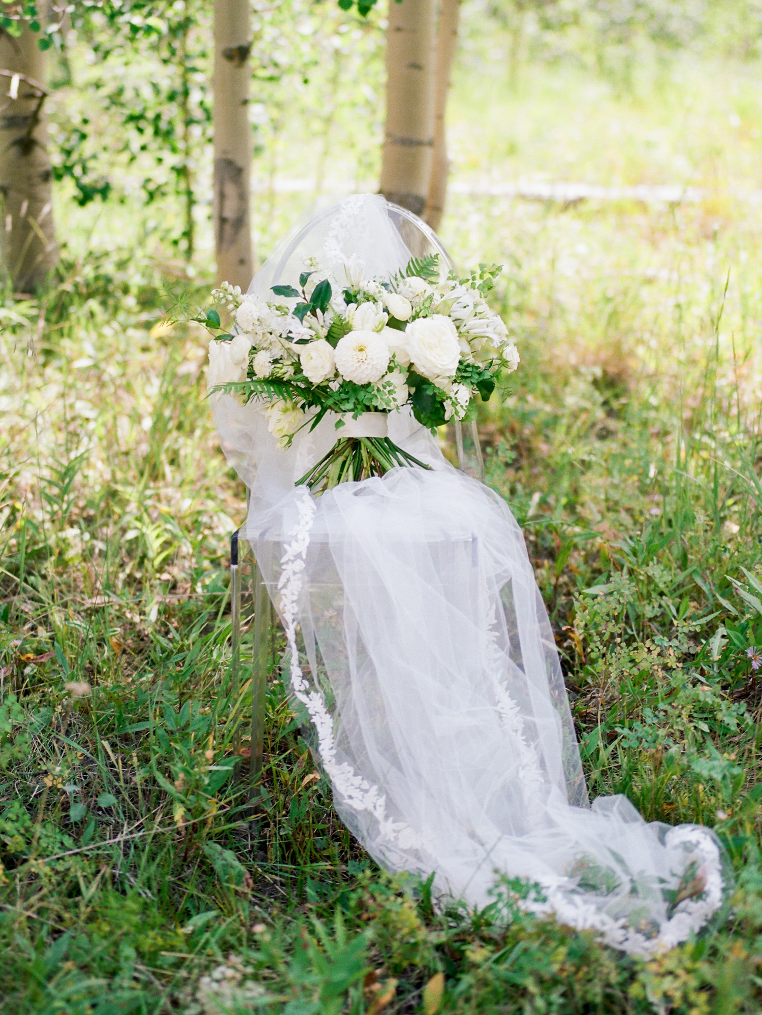 White, organic bouquet. Aspen Wedding. Photos by Rachel Havel